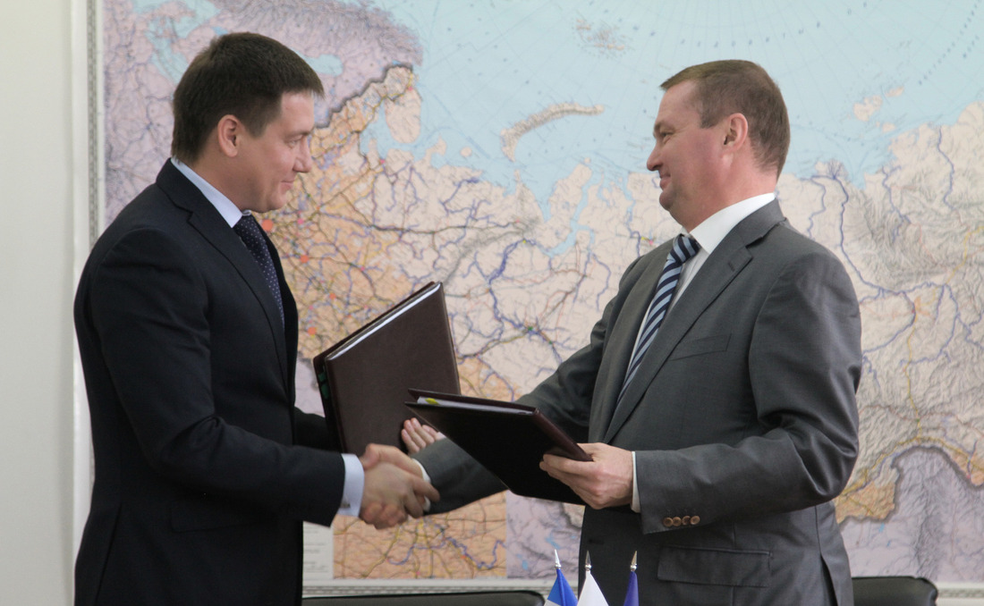 Андрей Быков и Андрей Татаринов во время подписания договора