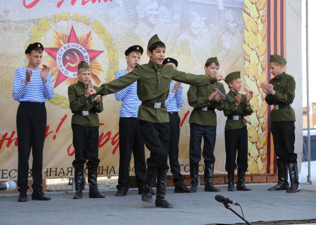 Воспитанники Иркутского детского дома-интерната №1 во время торжественного митинга в Иркутске 9 мая