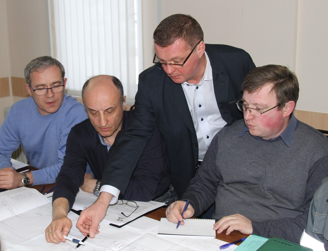 Андрей Татаринов (на фото второй справа) во время совещания