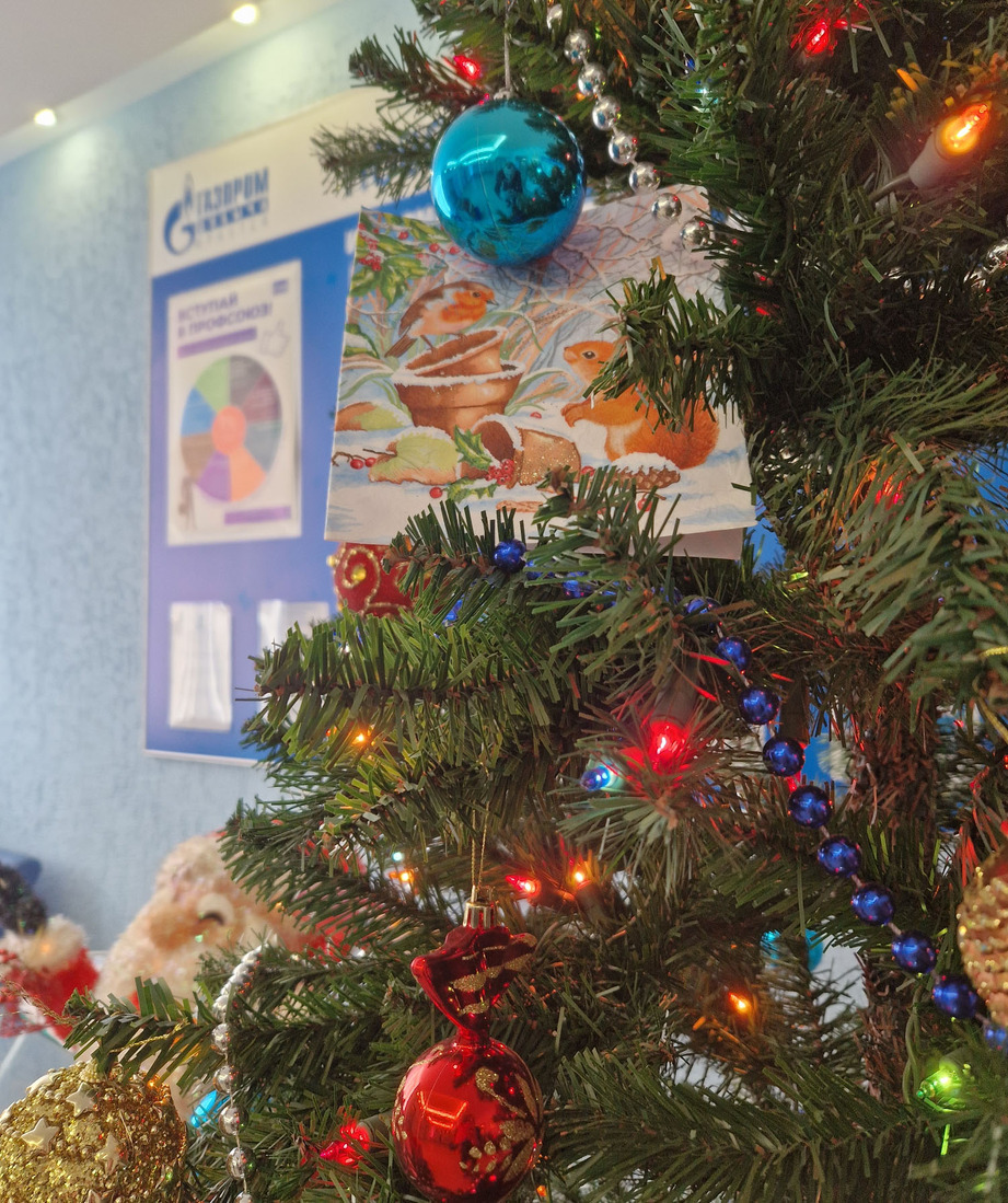 Елка с новогодними открытками Деду Морозу в офисе компании