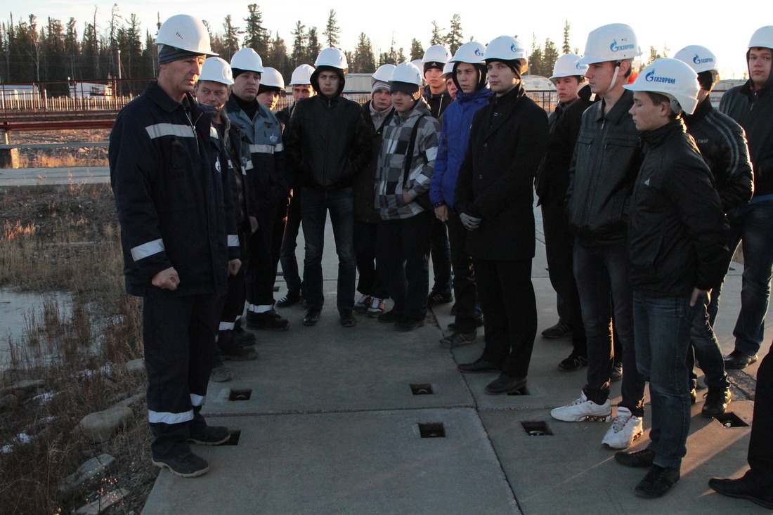Начальник Газового промысла Ковыктинского ГКМ Василий Гаврилюк (слева) во время посещения производственных объектов