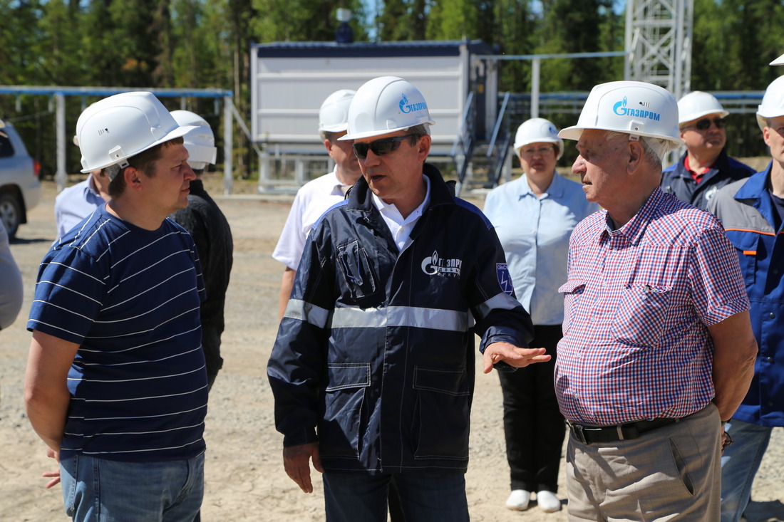 Участники выездного заседания во время посещения на производственные объекты Ковыктинского месторождения