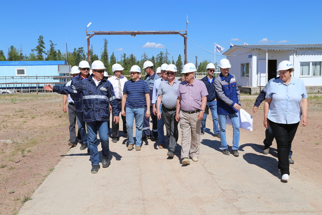 Участники выездного заседания во время посещения на производственные объекты Ковыктинского месторождения