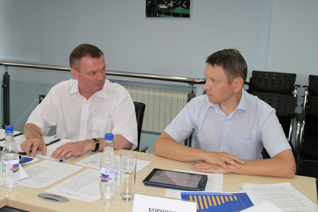 Андрей Татаринов (на фото слева) и Михаил Корняков во время совещания