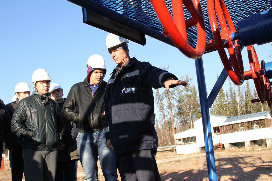 Начальник Газового промысла Ковыктинского ГКМ Василий Гаврилюк (справа) во время посещения производственных объектов