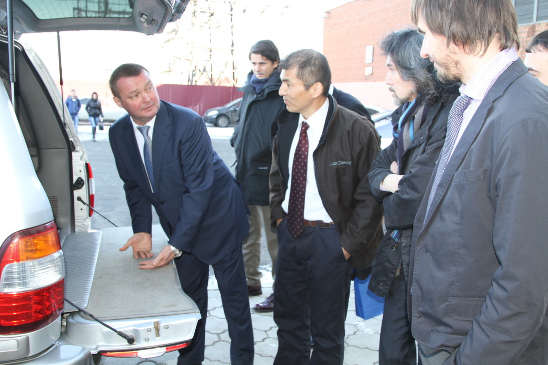 Андрей Татаринов (слева) и Кояри Садаёши (в центре) во время осмотра транспортных средств