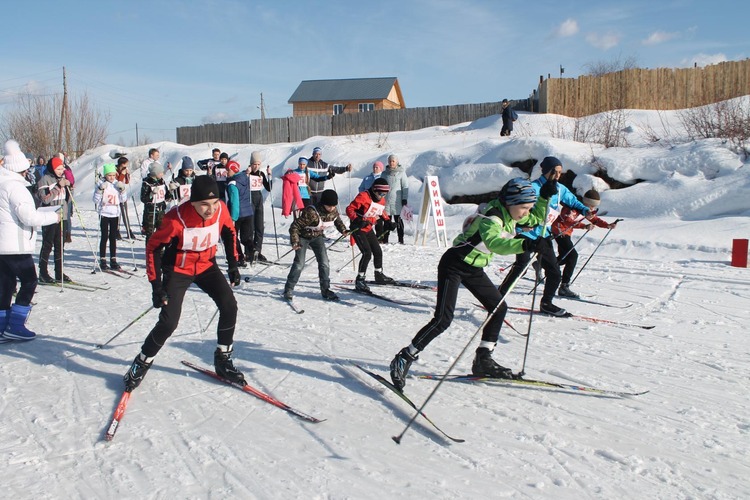 Поселковая «Лыжня России» в Магистральном. Многие участники соревнований получили спортивный
инвентарь на лыжной базе, оснащенной на средства «Газпром добыча Иркутск»