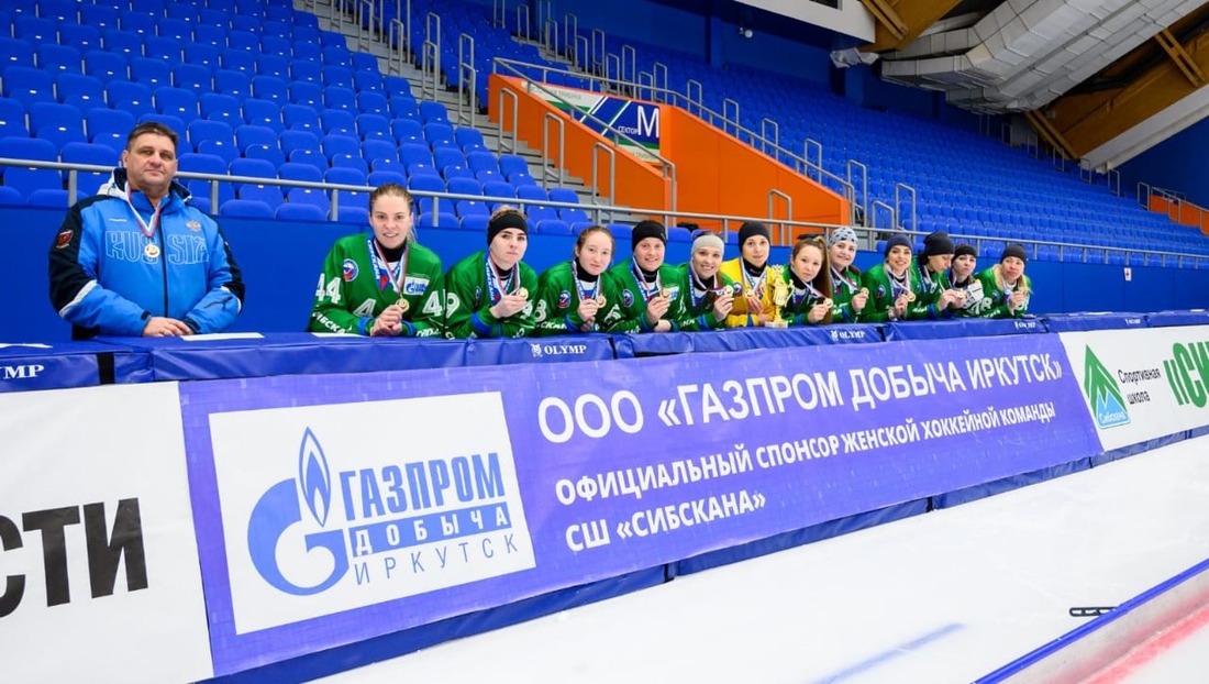 Во время награждения хоккейной команды «Сибскана» — победителя Кубка России