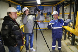 Николай Коваленко рассказывает журналистам о мембранной технологии по извлечению гелия из природного газа