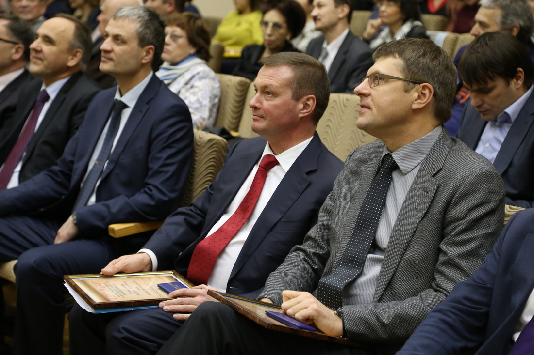 Генеральный директор ООО "Газпром добыча Иркутск" Андрей Татаринов (на снимке в центре)