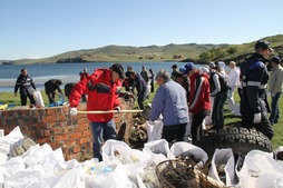 Экологическая акция по уборке побережья озера Байкал