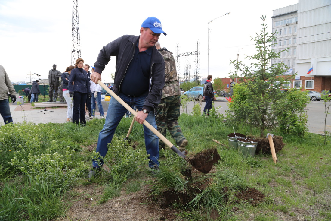 Генеральный директор ООО "Газпром добыча Иркутск" Андрей Татаринов во время высадки аллеи