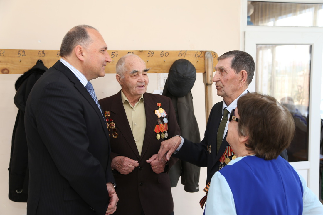 Вячеслав Эглит во время встречи с ветеранами.