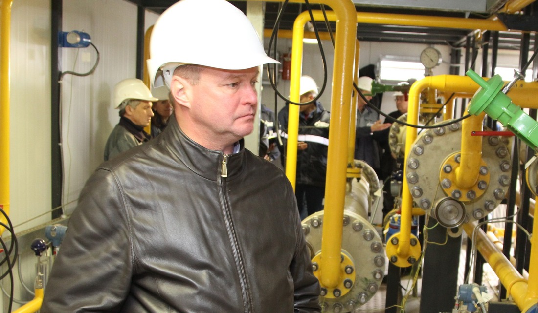 Генеральный директор ООО "Газпром добыча Иркутск" Андрей Татаринов во время осмотра опытно-промышленной мембранной установки.
