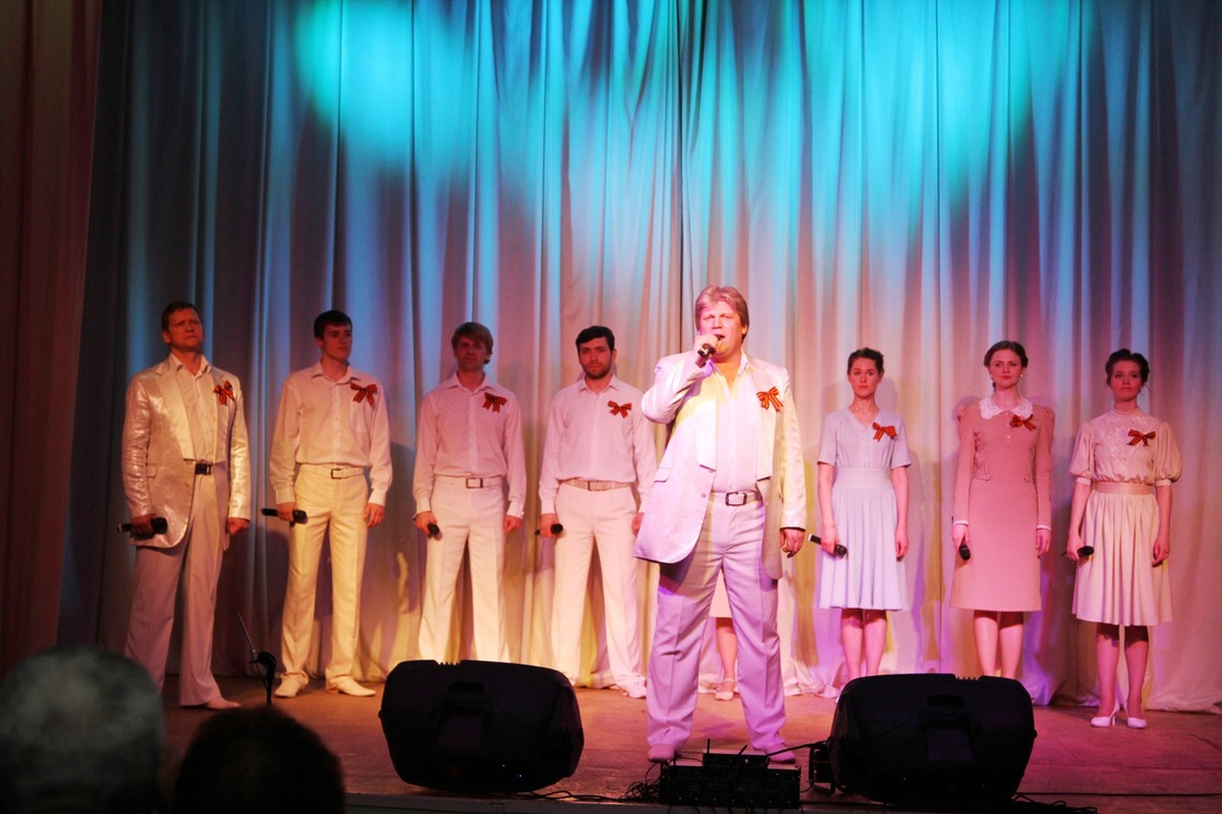 Во время концерта артистов иркутского драмтеатра в п. Жигалово 10 мая 2015 г.